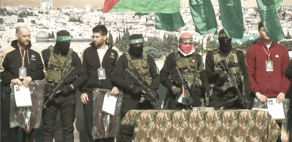 Hamas liberta três reféns em troca no sul de Gaza