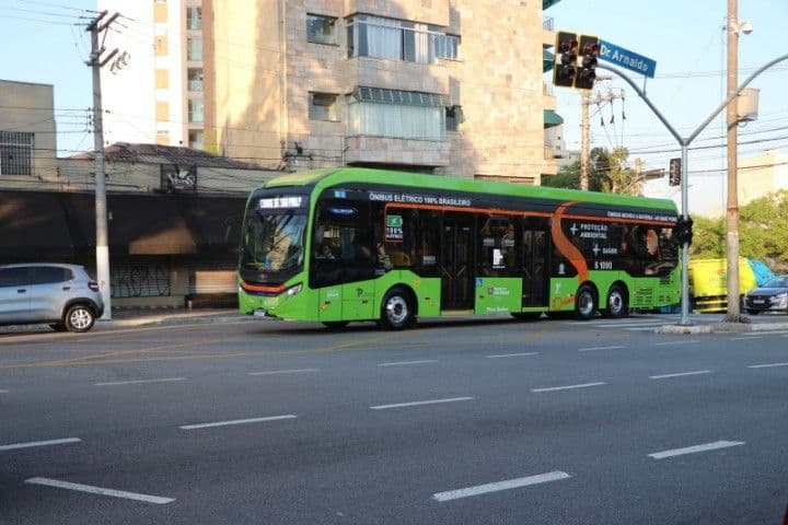 Debate sobre eletrificação de ônibus urbanos cresce no Brasil, focando em emissões e redes de energia. Legenda da imagem. Reprodução: Globo