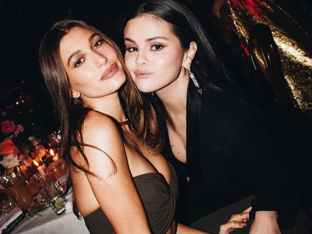 Selena Gomez e Hailey Bieber se desseguem no Instagram, reacendendo rumores de desentendimentos. Reprodução: Globo