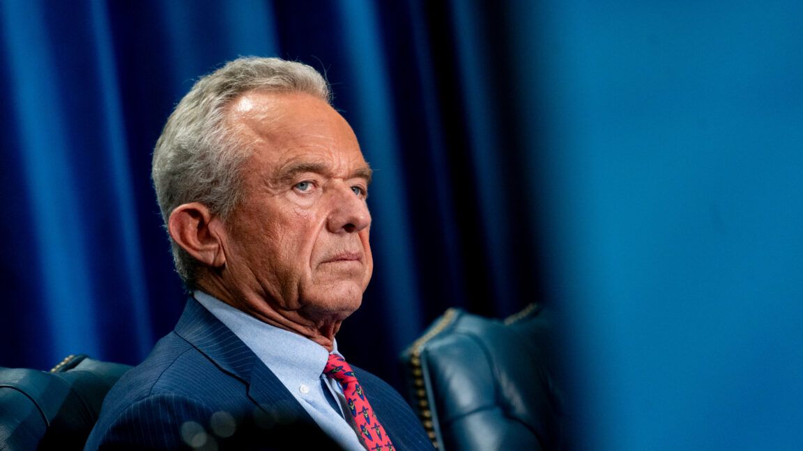 RFK Jr. em ato público pressionando FDA a reavaliar 12 peptídeos não comprovados após o banimento de 2023.. Reprodução: Arstechnica