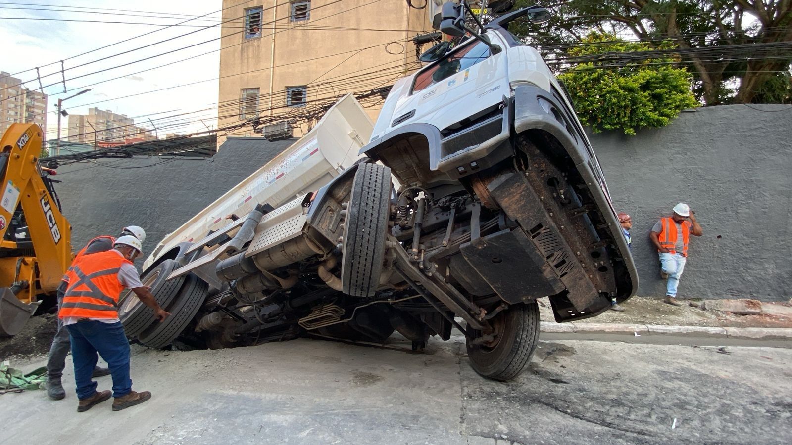 [Caminhão da Sabesp é engolido por novo buraco em Osasco]. Reprodução: G1