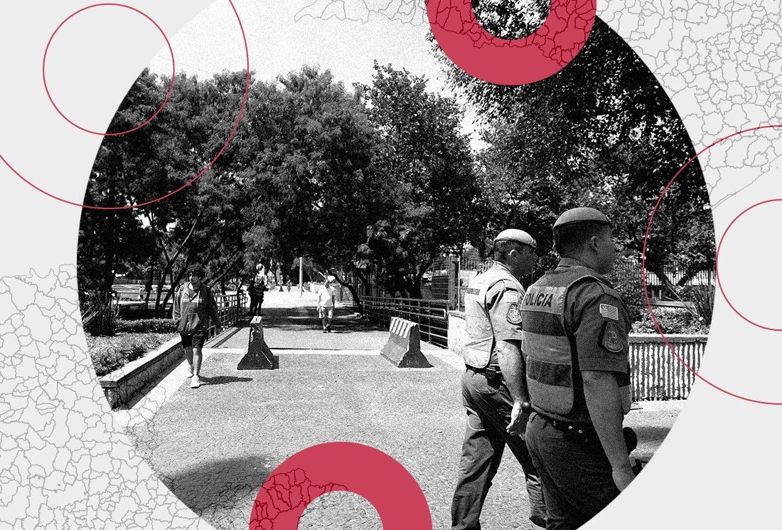 Policiais patrulham área movimentada no centro histórico de São Paulo.