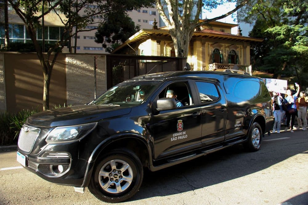 Corpo do ator Francisco Cuoco é levado para sepultamento após velório em São Paulo. Legenda da imagem. Reprodução: Globo