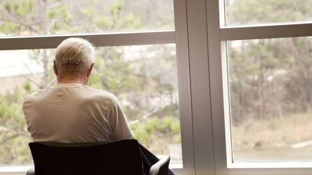 Pesquisa revela que a solidão não aumenta o risco de morte em idosos que recebem cuidados domiciliares.; Reprodução: Globo