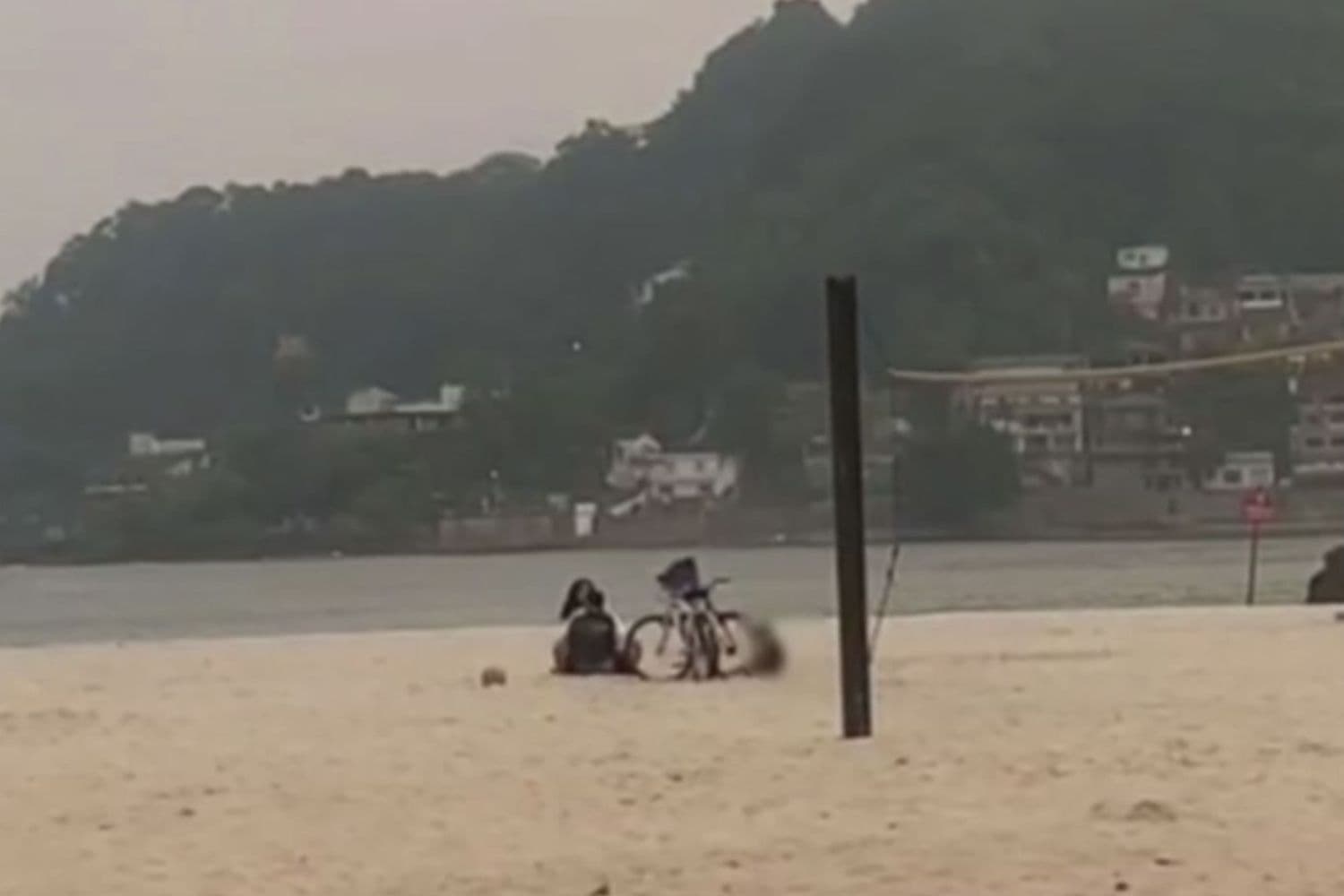 Casal em moto aquática gera alerta sobre riscos e legalidade