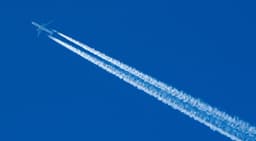 Avião decola em Bruxelas, ilustrando a escassez de pilotos na aviação. Reprodução: Retorno do item 11