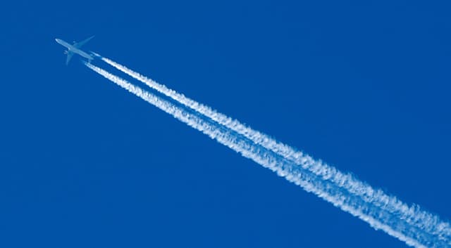 Avião decola em Bruxelas, ilustrando a escassez de pilotos na aviação. Reprodução: Retorno do item 11