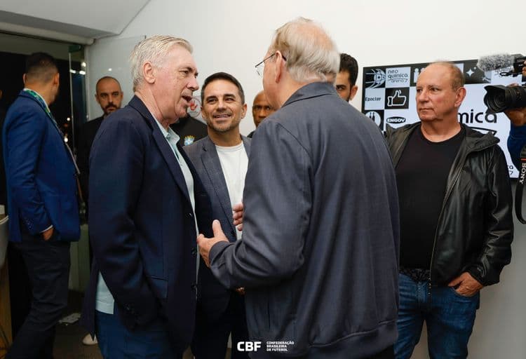 Ancelotti assiste a jogo do Corinthians antes de assumir a seleção brasileira nas Eliminatórias. Reprodução: Globo