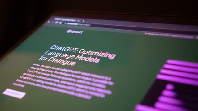 Estudo revela que uso de IA no trabalho pode prejudicar reputação profissional. Reprodução: Ars Technica