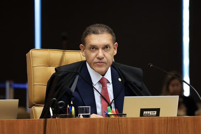 STF Decide Manter Ministros em Julgamento de Bolsonaro