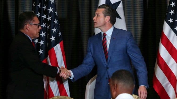 Secretário de Defesa dos EUA, Pete Hegseth, fala sobre busca por acordo. Reprodução: AFP