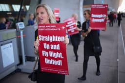 Funcionários da United Airlines protestam em busca de contrato com aumento salarial significativo. Legenda da imagem. Reprodução: Getty Images