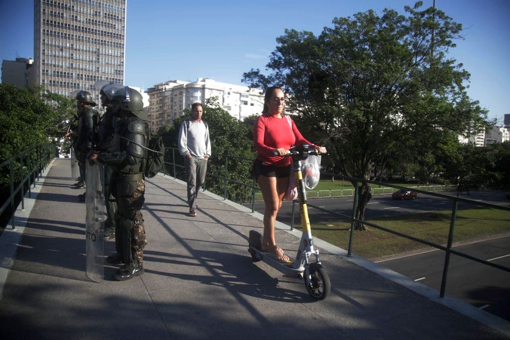 Movimentação normal no Aterro do Flamengo, com policiamento e grades de proteção para a cúpula do Brics. Reprodução: Globo