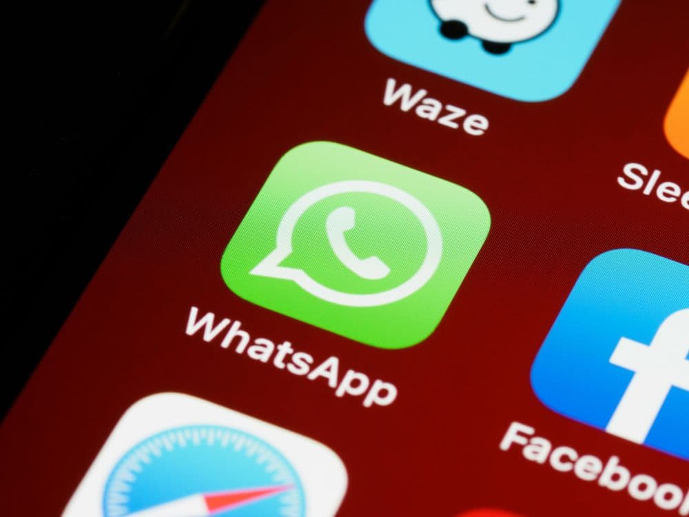 Usuários reagem à integração da Meta AI no WhatsApp e buscam formas de minimizá-la.; Reprodução: La Nación