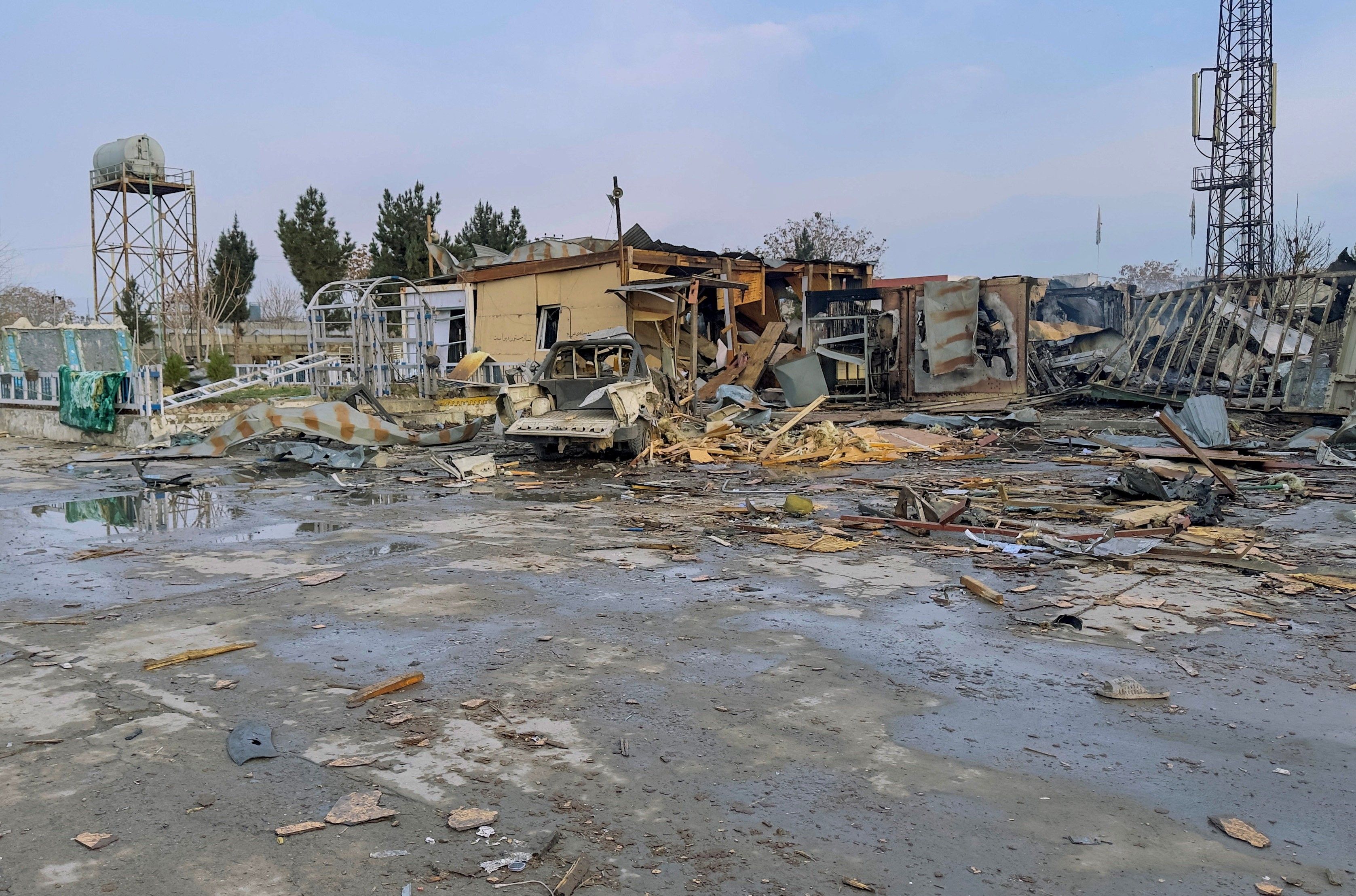 [Pessoas em área atingida pela tempestade no Paquistão]. Reprodução: G1