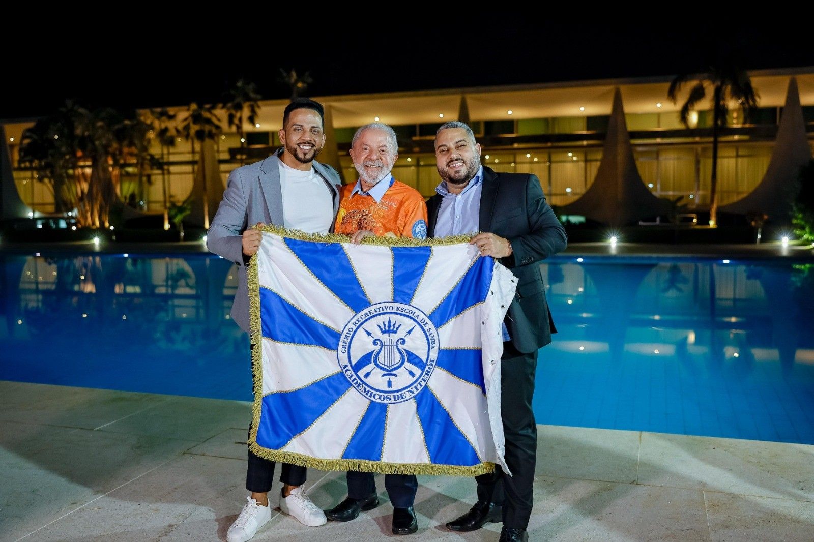 [Acadêmicos de Niterói prestam homenagem ao presidente Lula no Carnaval do Rio.]. Reprodução: Oglobo