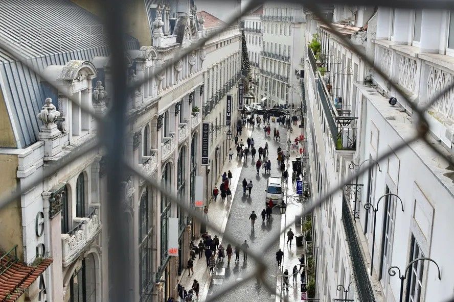 Brasileiros denunciam golpe com falsa funcionária da imigração de Portugal. Reprodução: Oglobo