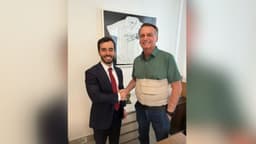 Filho do ex-presidente compartilha imagem de conversa reservada nas redes sociais. Reprodução: CNN Brasil