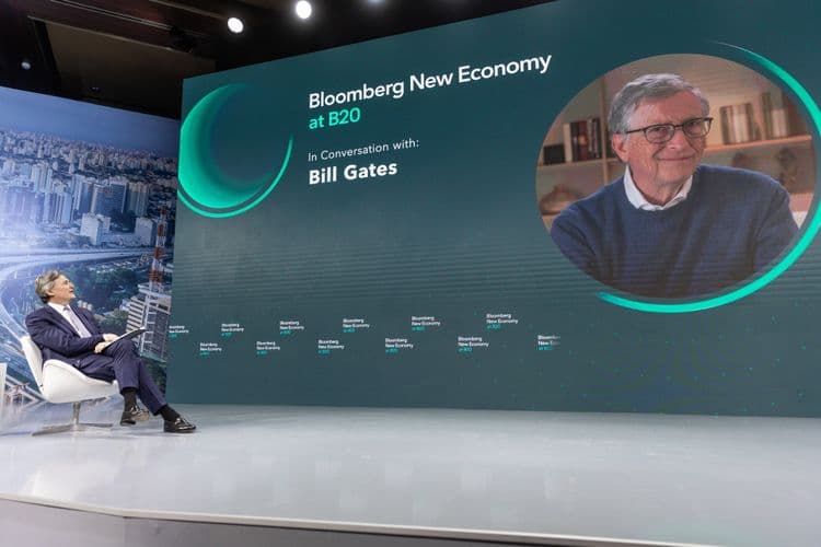 Bill Gates alerta sobre a substituição de humanos pela IA em diversas profissões, exceto biologia, programação e energia. Legenda da imagem. Reprodução: Globo.