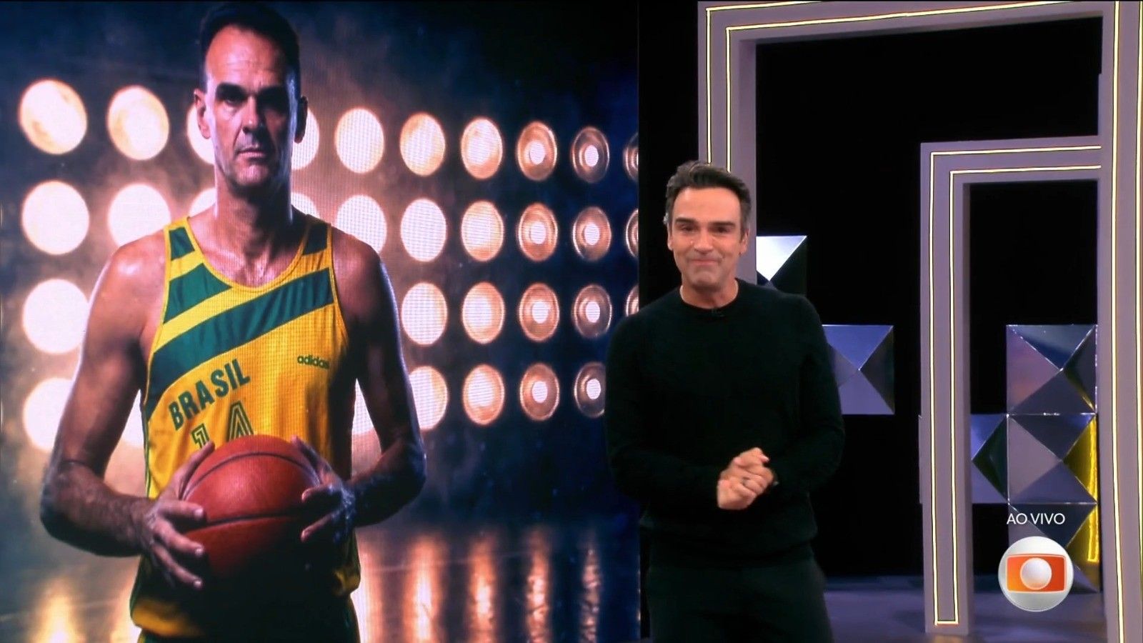 [Tadeu Schmidt se emociona ao homenagear o irmão Oscar Schmidt no programa]. Reprodução: Gshow