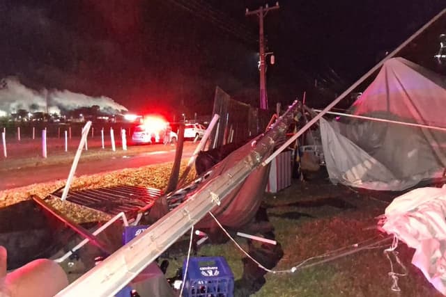 Estrutura de festa universitária desaba em Regente Feijó durante temporal, com uma morte e cerca de 40 feridos. Reprodução: Retorno do item 11