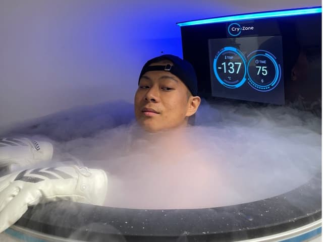 Christopher Zhang, fundador da CryoZone Recovery Hub em Xangai, desafiando o caminho tradicional. Reprodução: Business Insider