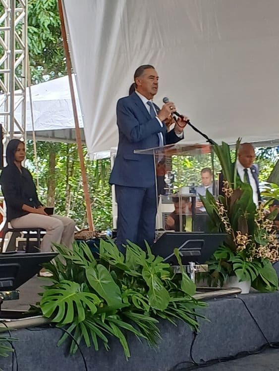 Ministro Luís Roberto Barroso emociona-se em homenagem ao juiz Edinaldo César Santos Júnior durante evento de direitos humanos. Reprodução: redação