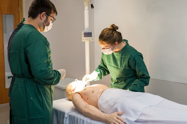 Imagem ilustrativa de alunos de medicina; ranking aponta mensalidades elevadas para 2026. Reprodução: Retorno do item 11