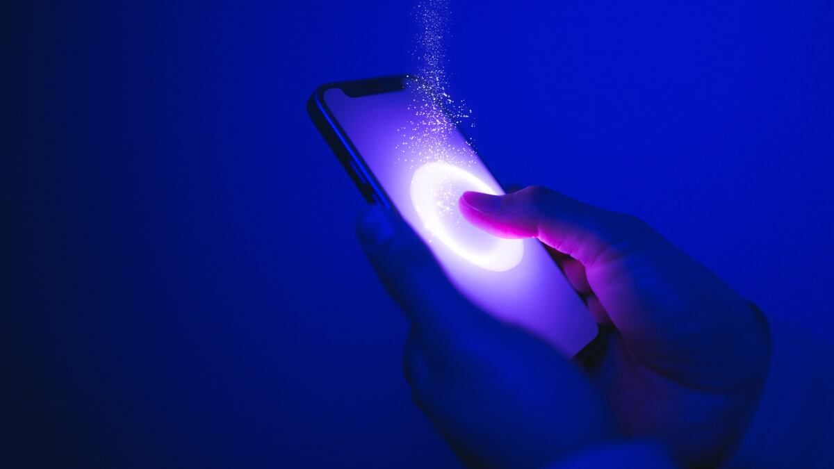 Smartphones com Google Gemini são apresentados na MediaMarkt, destacando as funções do assistente de IA. Reprodução: Elpais