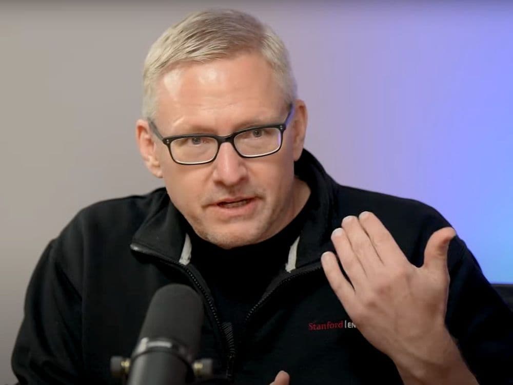 Guido Appenzeller discute o uso do termo 'agentes de IA' para valorização de startups. Reprodução: Business Insider