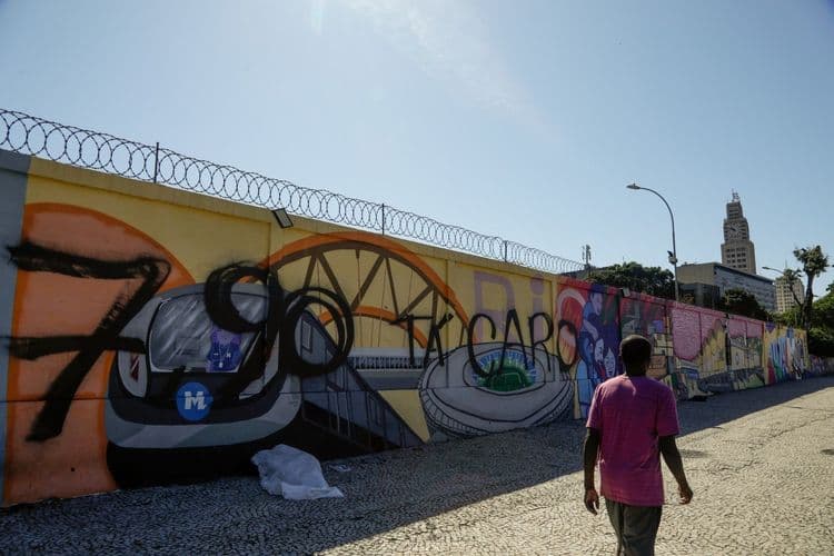 Pichação critica tarifa de R$ 7,90 no MetrôRio, enquanto secretário propõe redução para R$ 4,70. Reprodução: Globo