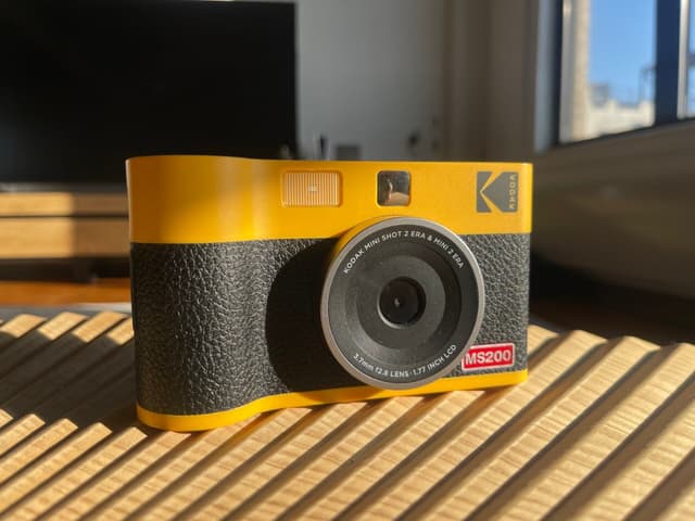 Kodak apresenta sua nova câmera Instantânea Mini Shot 2 Era. Reprodução: Gizmodo.