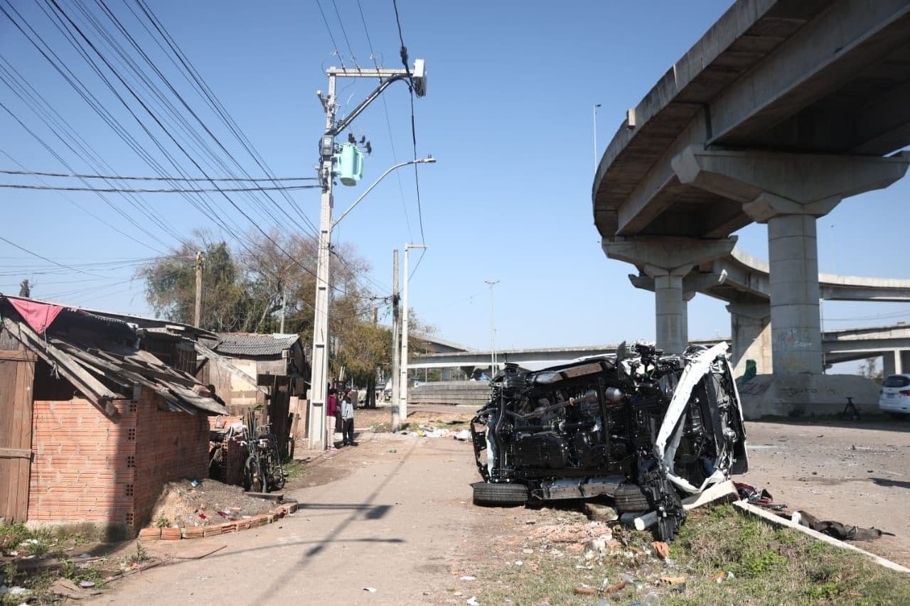 Caminhão-cegonha tomba na alça de acesso da Ponte do Guaíba, causando queda de caminhonete.; Reprodução: Globo