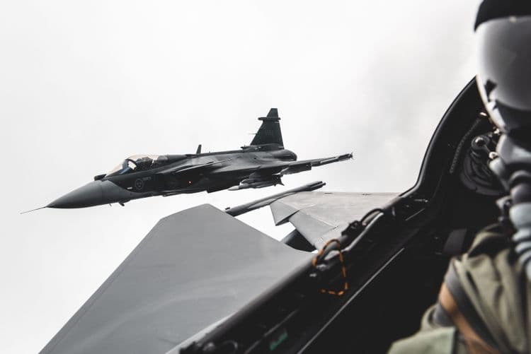 Saab CEO Micael Johansson expressa preocupações sobre a lenta reação da Europa à ameaça russa. Reprodução: Business Insider