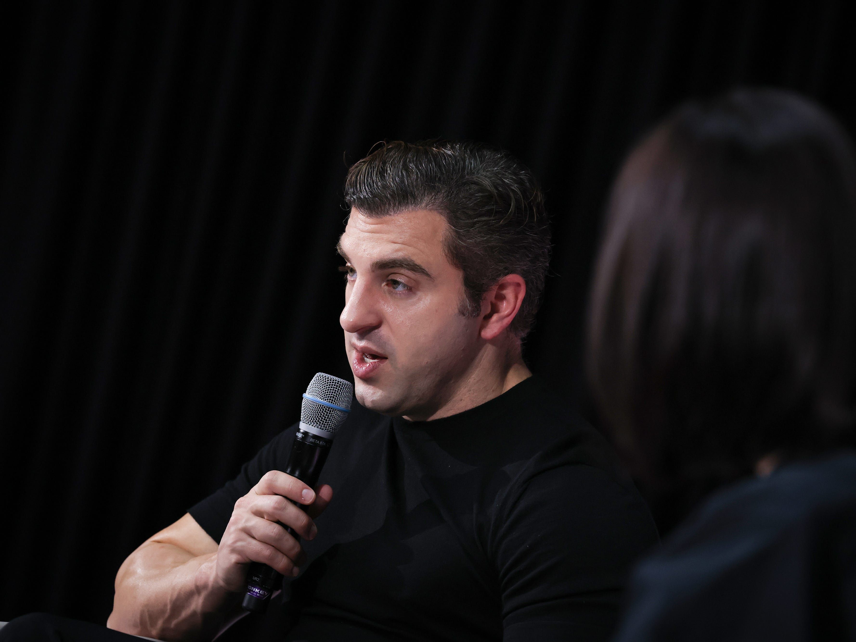 Airbnb CEO says he doesn't think people managers 'will have any value in the future'. Fonte: Business Insider
