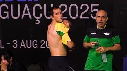 Hugo Calderano se prepara para a final do WTT Star Contender em Foz do Iguaçu. Reprodução: Globo