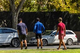 Jovens caminham nas proximidades do centro de acolhimento de Hortaleza, em Madrid. Legenda da imagem. Reprodução: Retorno do item 11