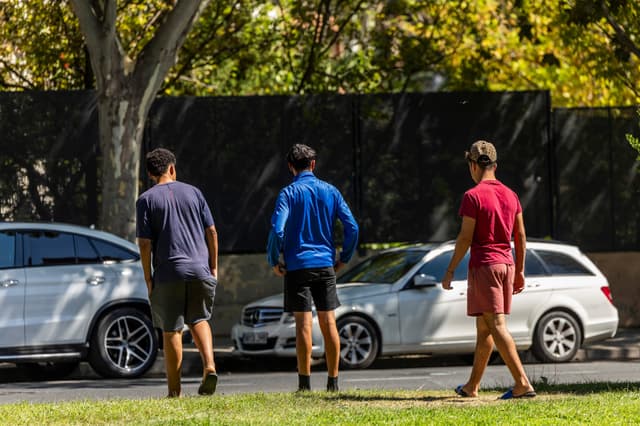 Jovens caminham nas proximidades do centro de acolhimento de Hortaleza, em Madrid. Legenda da imagem. Reprodução: Retorno do item 11