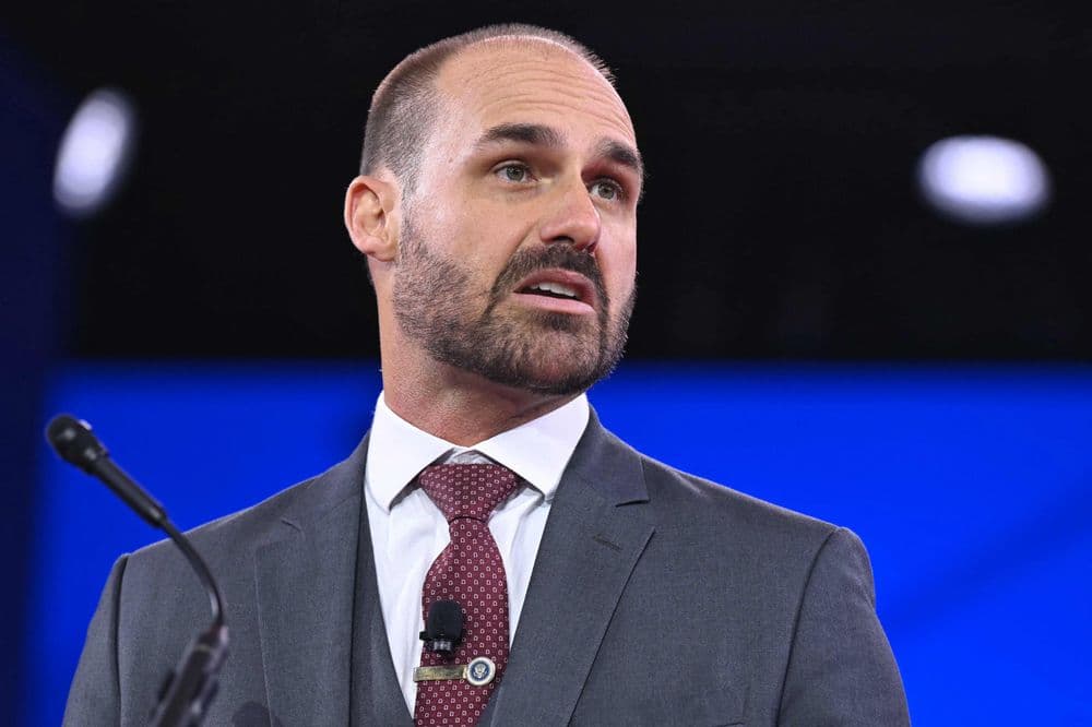 Eduardo Bolsonaro é criticado por ficar fora do Brasil e não cumprir funções parlamentares. Reprodução: Globo