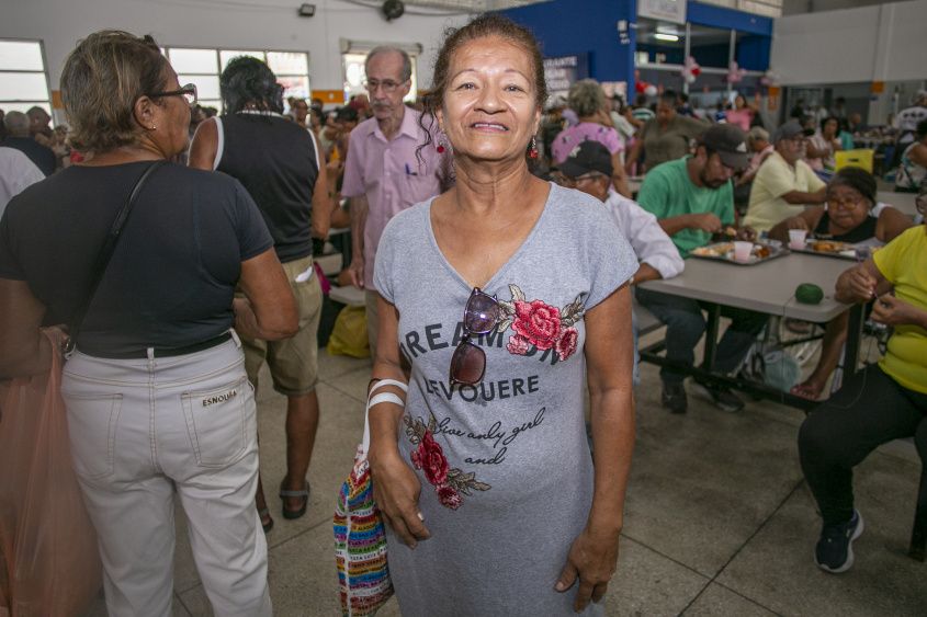 Clientes celebram o Dia das Mães com programação especial no Restaurante Popular de Maceió. Reprodução: Assessoria