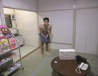 Tamaoki Hamatsu, o comediante que viveu 15 meses nu em um reality japonês, revela seu trauma e superação. Reprodução: O Globo.