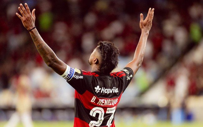 [Ex-árbitro afirma que gol do Flamengo foi irregular, gerando debate sobre o lance]. Reprodução: Esporte