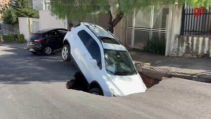 Asfalto cede e carro é engolido em Bauru, dois dias após afundamento.; Reprodução: TV TEM