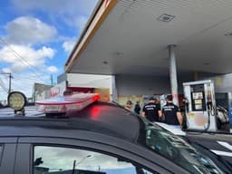 Fiscalização utiliza espectrofotômetro para detectar adulteração de combustíveis em Aracaju. Legenda da imagem. Reprodução: Globo