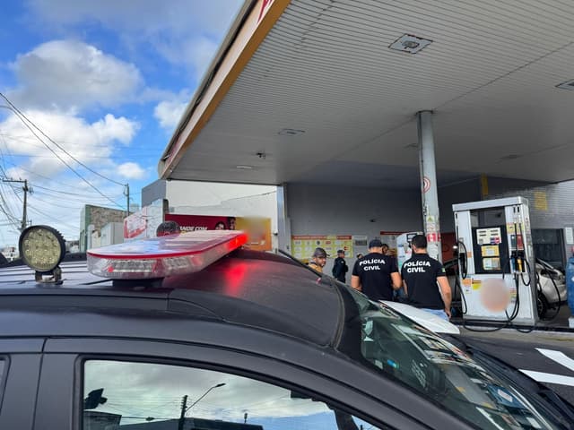 Fiscalização utiliza espectrofotômetro para detectar adulteração de combustíveis em Aracaju. Legenda da imagem. Reprodução: Globo