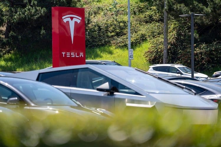 Tesla enfrenta queda nas vendas, ameaçando sua estabilidade financeira. Reprodução: TechCrunch