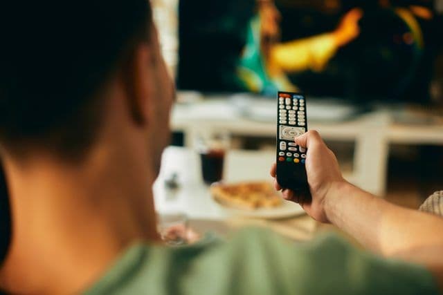 Jovem confere programação em sua nova Smart TV de 43 polegadas. Reprodução: IGN Brasil