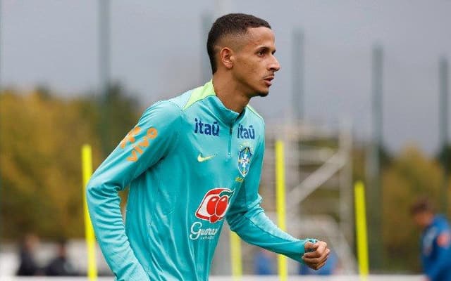 Luciano Juba, lateral-esquerdo do Bahia, treina com a seleção brasileira em Londres. Reprodução: Retorno do item 11