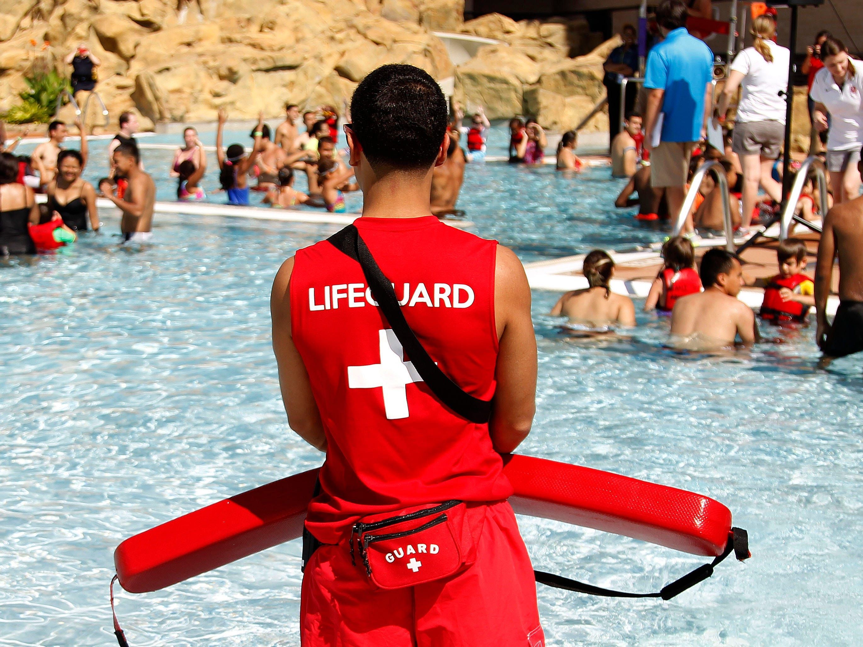 Endurecimento das regras de imigração contribui para escassez de salva-vidas nos EUA