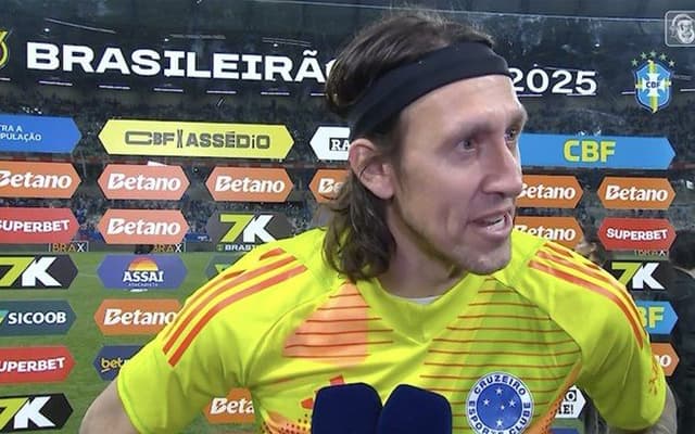 Cássio critica a arbitragem após partida, mencionando influência de Neymar e cartões para o Cruzeiro. Reprodução: CazéTV